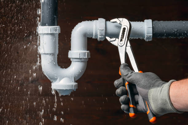Professional Emergency Plumber technician working in Pleasantville, OH